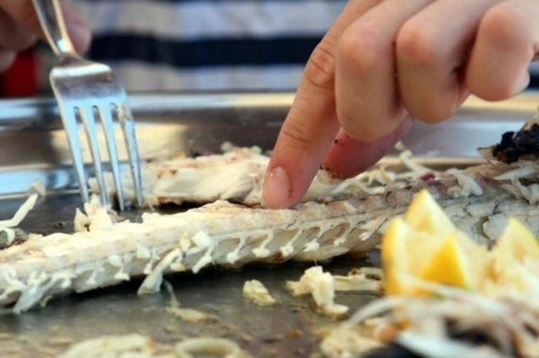 Πάτρα: Κάθισε και παρήγγειλε φαγητό μπροστά στο νεκρό άντρα της – Η είδηση που σκόρπισε θλίψη (βίντεο)